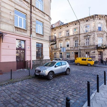 8 Svyatoho Teodora Square Apartments Львів Екстер'єр фото
