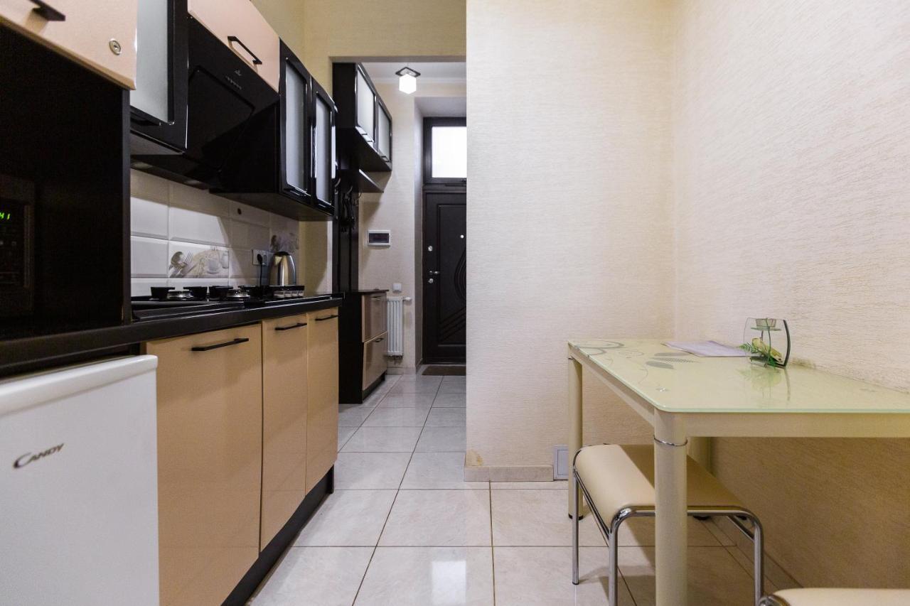 8 Svyatoho Teodora Square Apartments Львів Екстер'єр фото