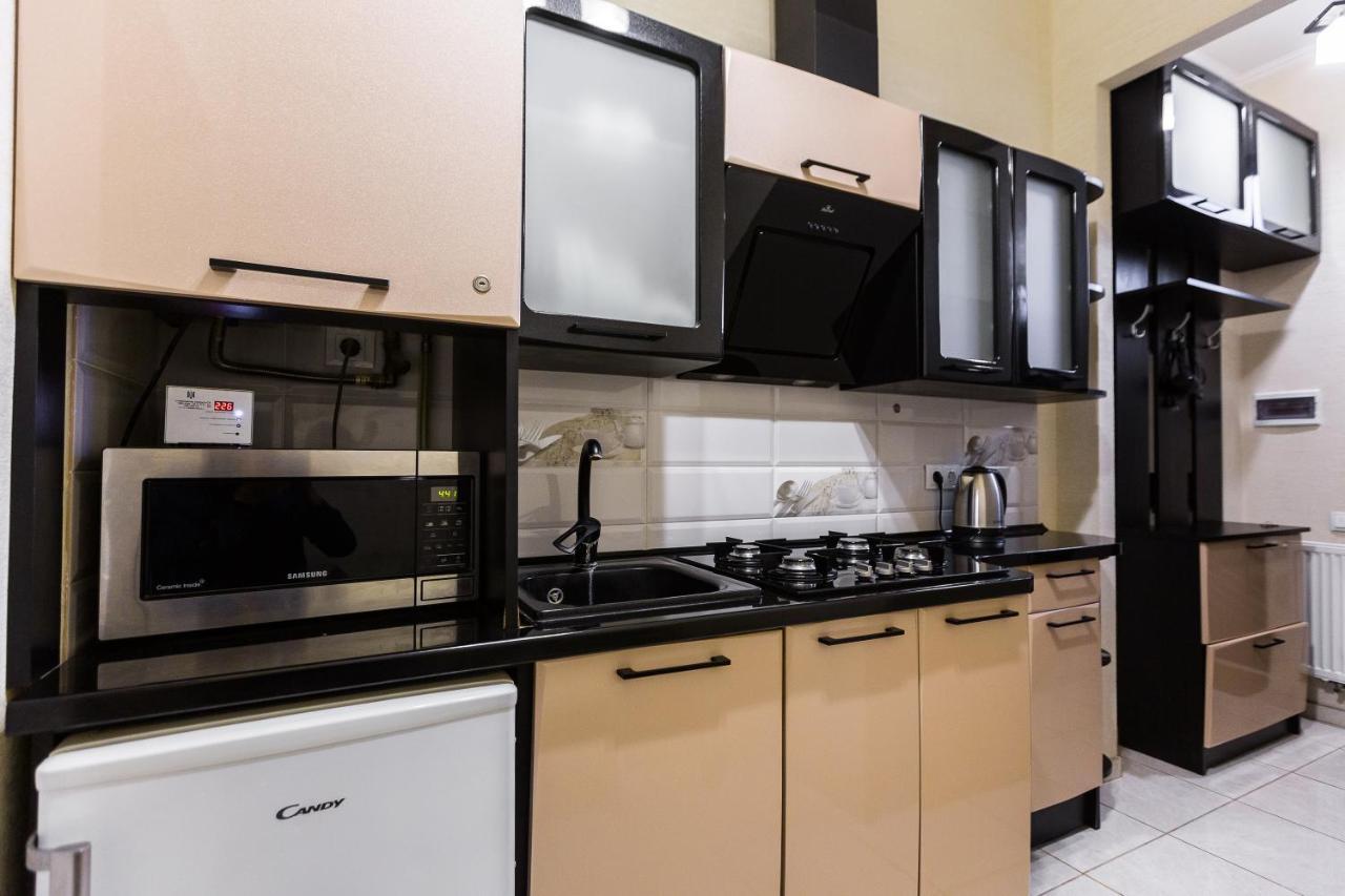 8 Svyatoho Teodora Square Apartments Львів Екстер'єр фото