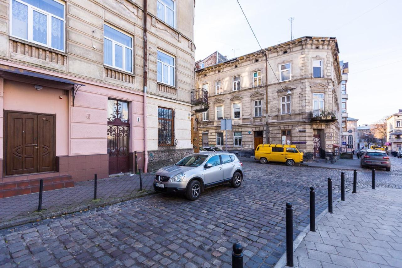 8 Svyatoho Teodora Square Apartments Львів Екстер'єр фото