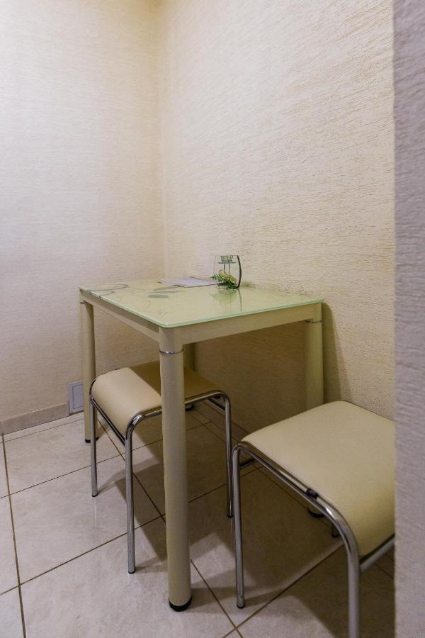 8 Svyatoho Teodora Square Apartments Львів Екстер'єр фото