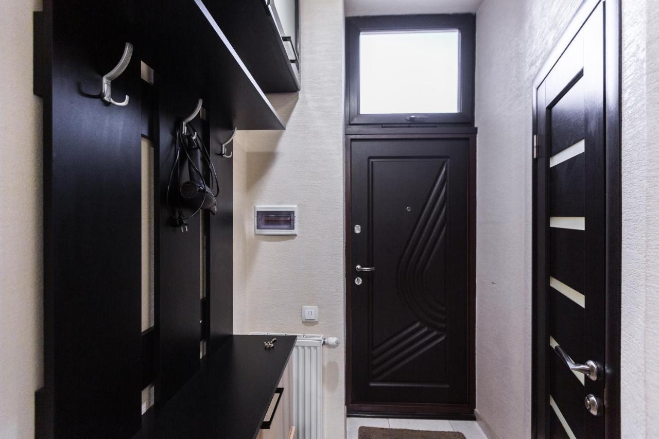 8 Svyatoho Teodora Square Apartments Львів Екстер'єр фото